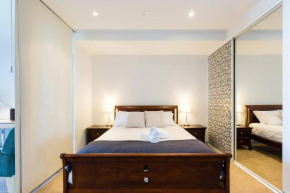 Exhibition Central - Cosy CBD Queen Studio